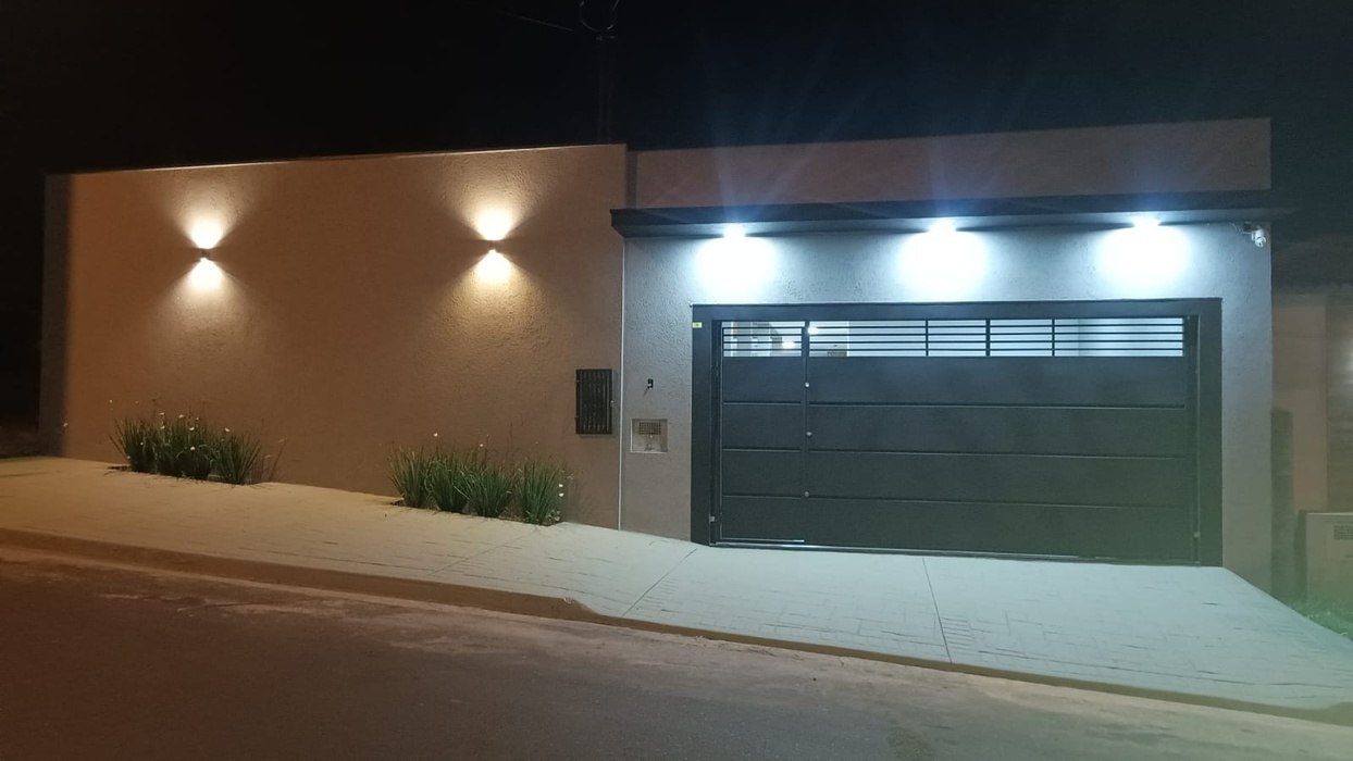 Fachada da casa e garagem, à noite