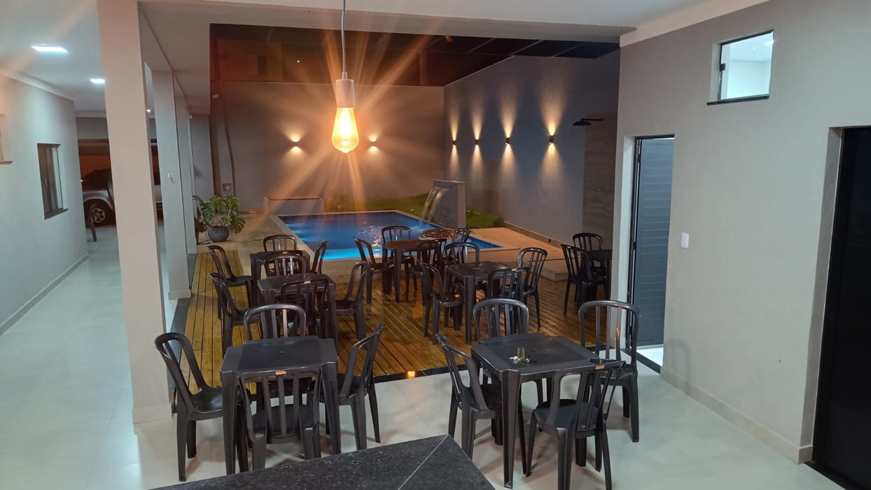 Mesas e cadeiras disponíveis no espaço