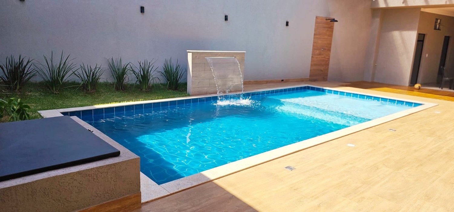 Piscina do Espaço Florenza de dia, com a cascata ligada