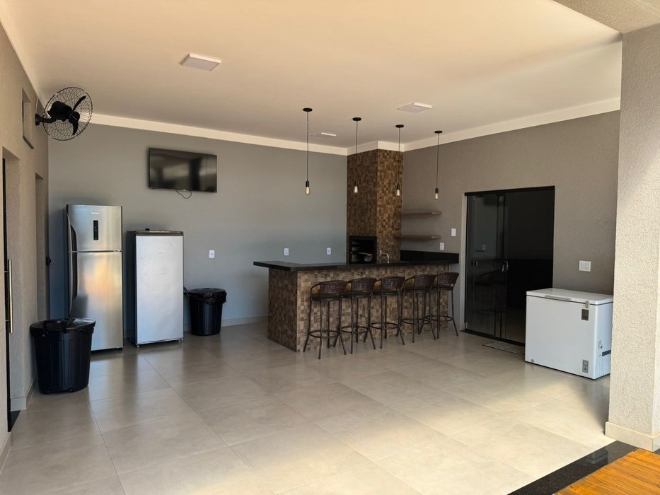 Sala de estar da casa, com sofá retrátil e TV